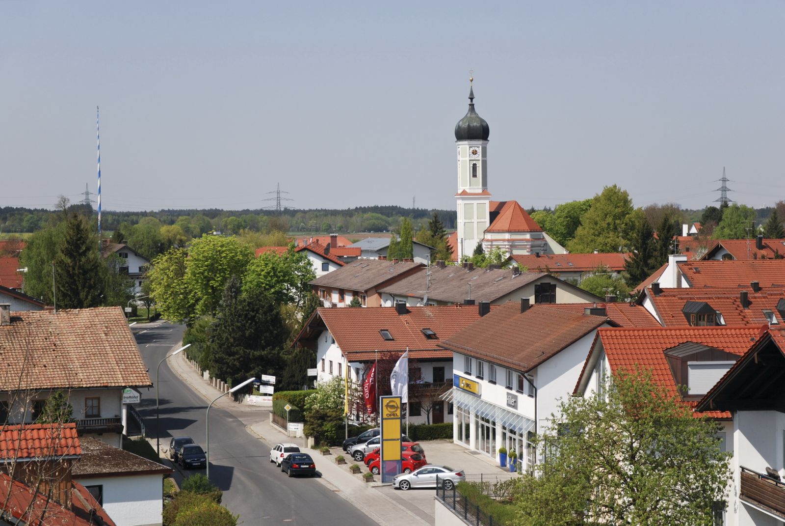 Bild: Ortsbild von Zorneding mit Maibaum und Kirche
