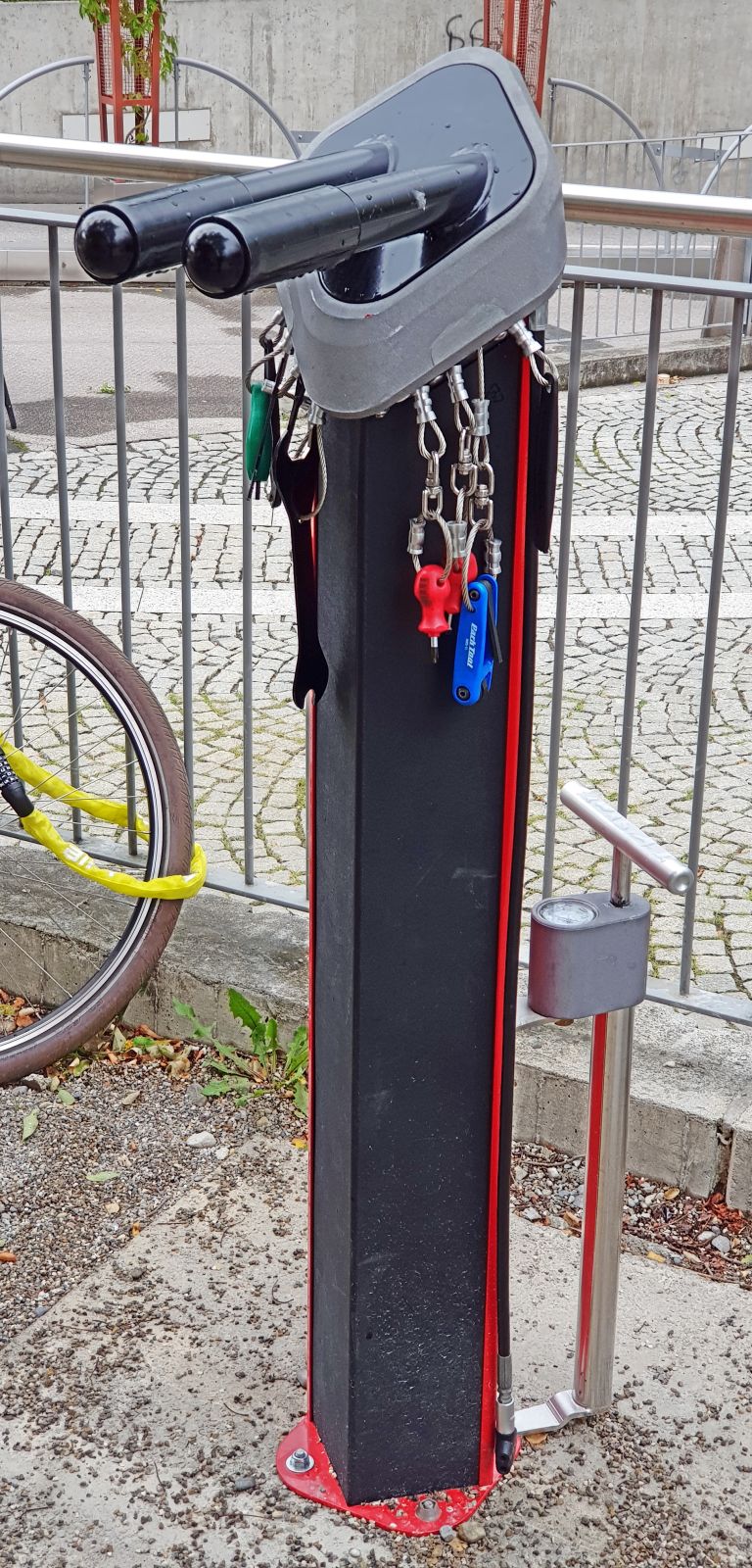 Bild einer Fahrrad-Werkzeugsäule an der S-Bahn in Gröbenzell