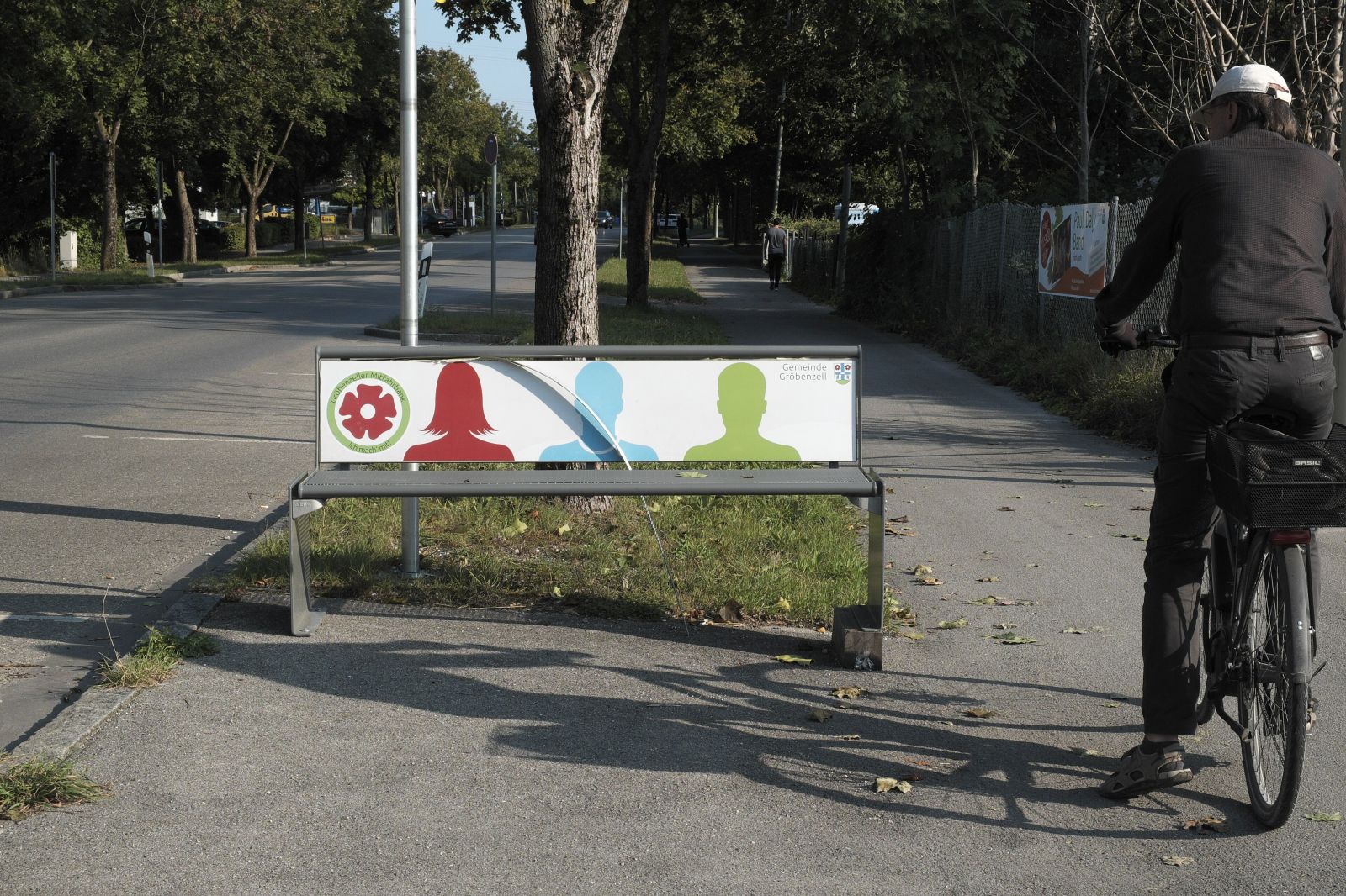 Bild: Die Mitfahrerbank in Gröbenzell