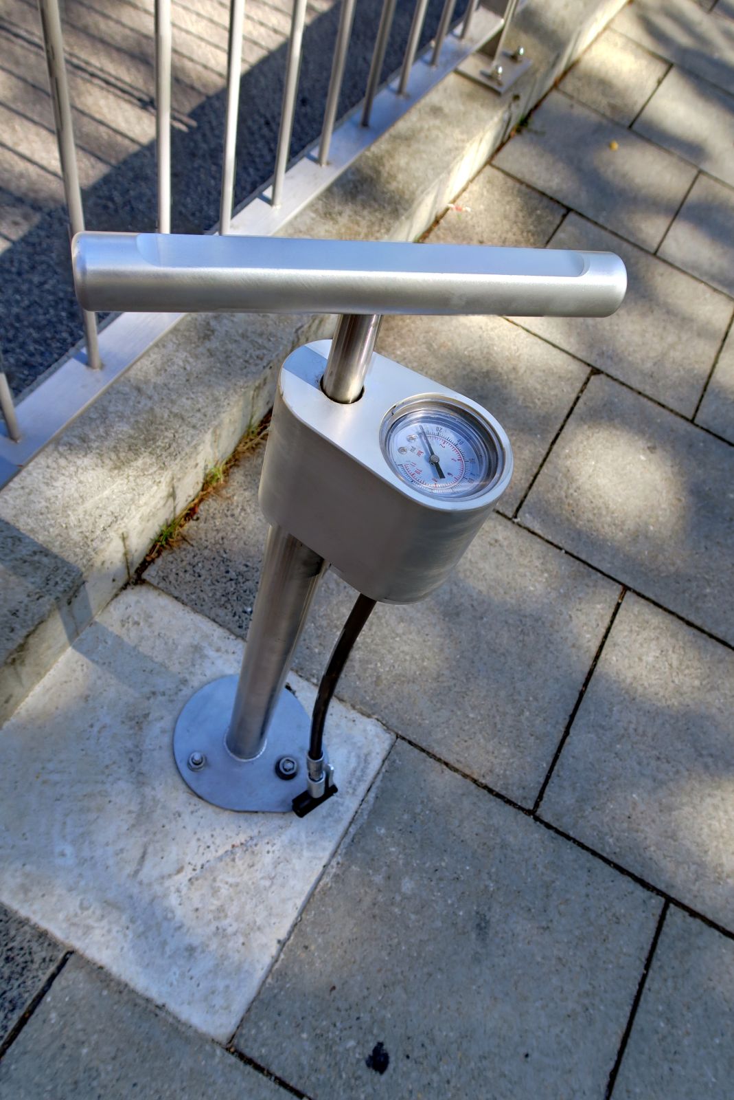 Bild einer stationären Fahrradpumpe an der S-Bahn Gröbenzell