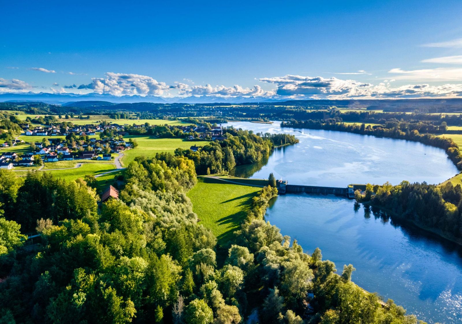 Flussufer mit Auwald, flache Landschaft