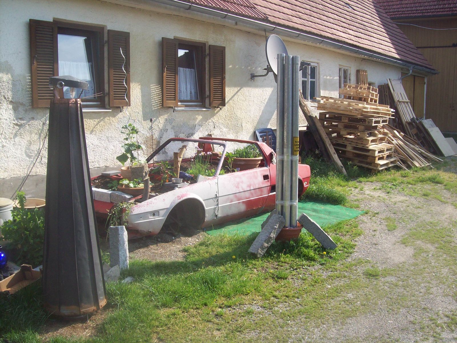 Eine der ausgeschlachteten Fiat-X1/9-Karosserien als Hochbeet