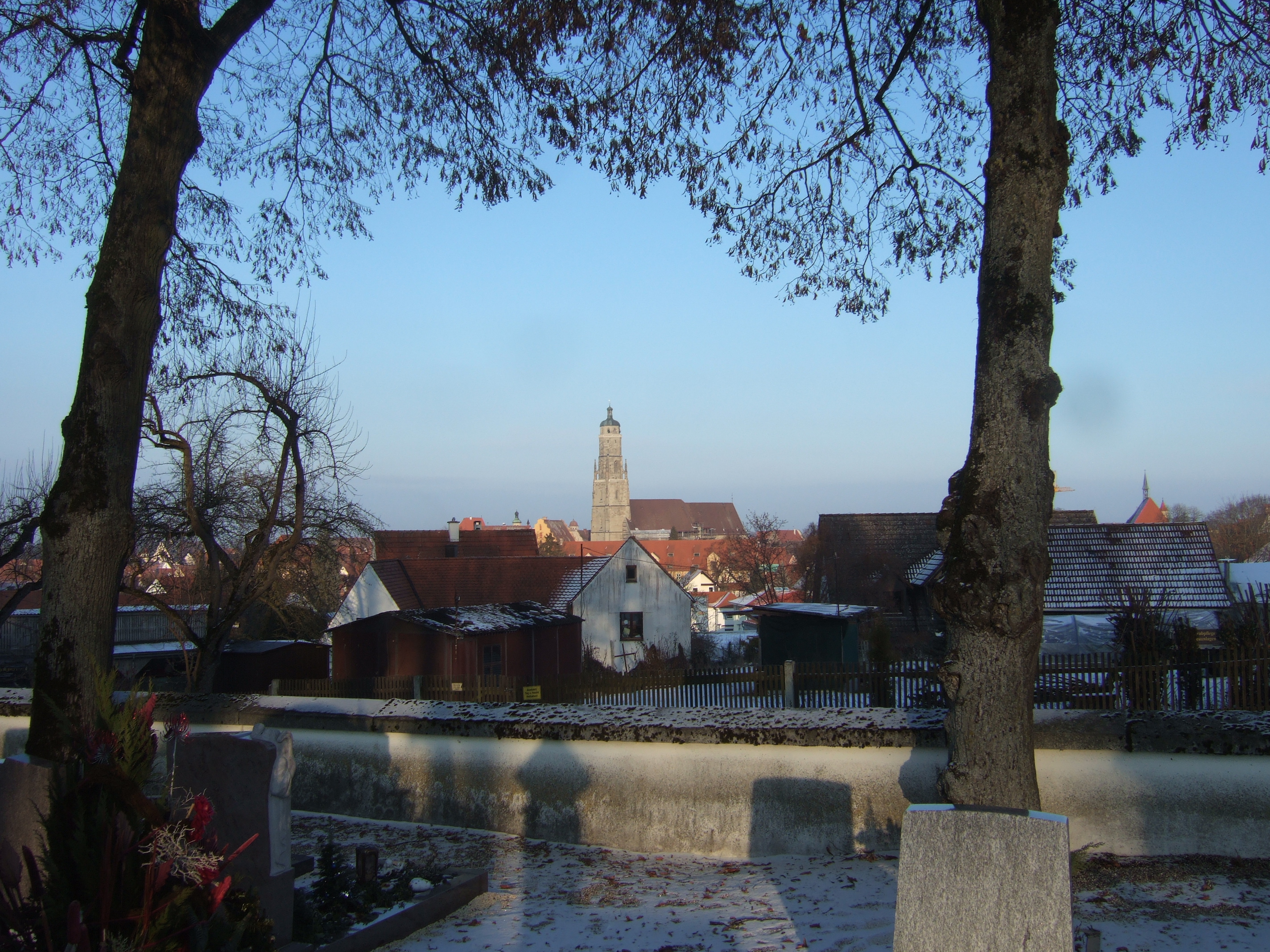 Der 90 Meter hohe Turm 'Daniel' der Kirche St. Georg in Nördlingen, Wahrzeichen der Stadt im Nördlinger Ries.