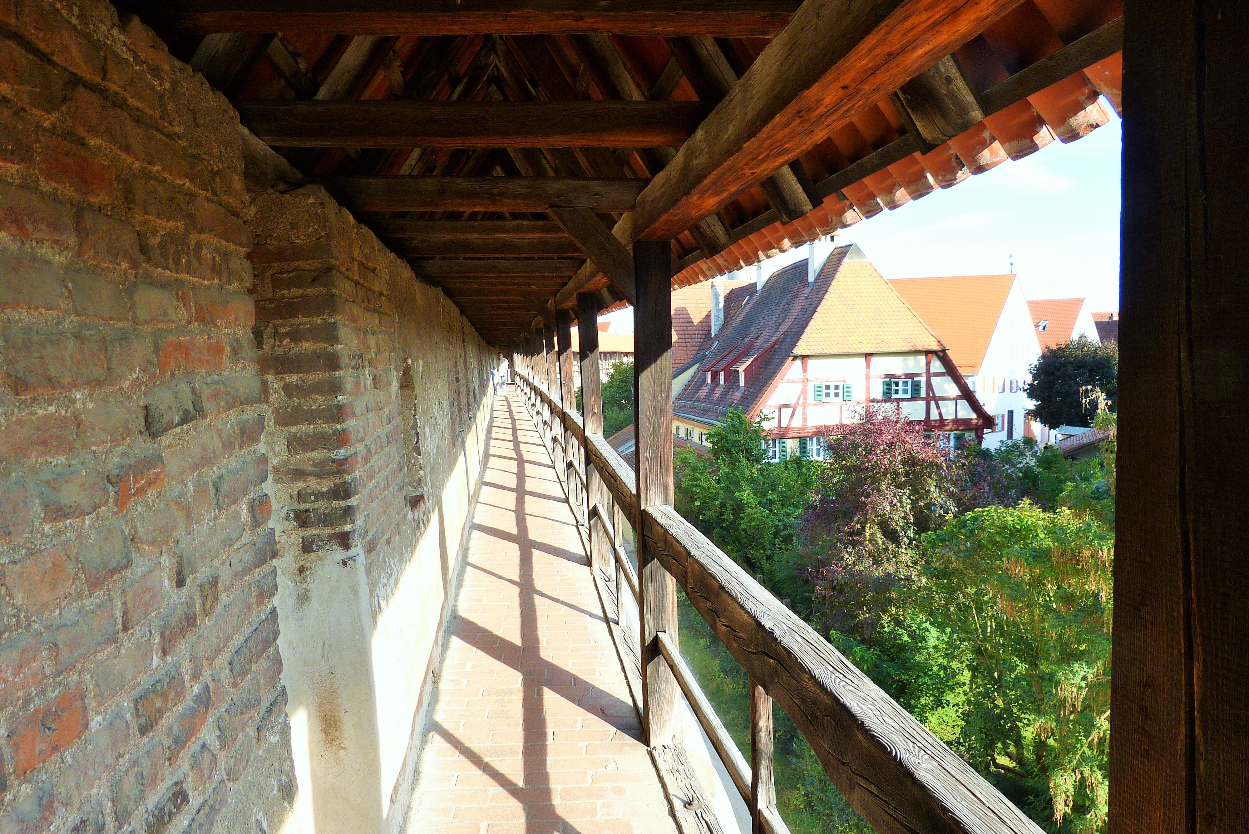 Mittelalterliche Stadtmauer von Nördlingen mit Wehrgang und Turm, vollständig begehbar und rund um die Altstadt erhalten.