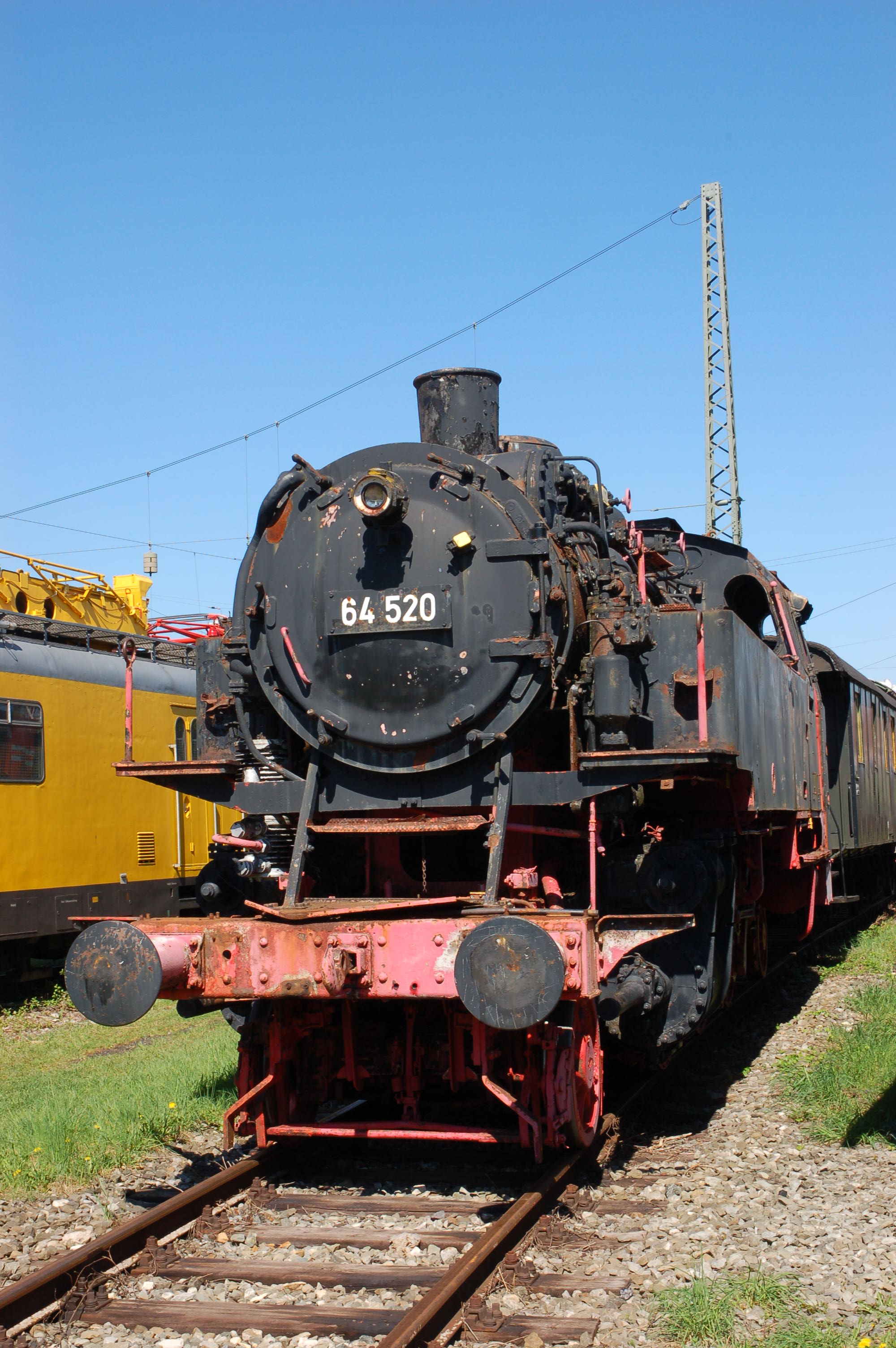 Historische Dampflok mit angehängten Waggons beim Bayerischen Eisenbahnmuseum in Nördlingen, wie sie sie auf der Romantischen Schiene zwischen Nördlingen und Dinkelsbühl fährt.