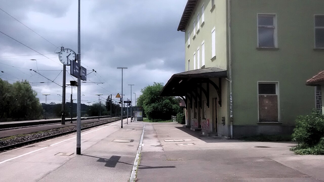 Bahnhof Dombühl – kleiner Ort, aber wichtiger Eisenbahnknoten zwischen Nürnberg, Crailsheim und der früheren Strecke nach Nördlingen.