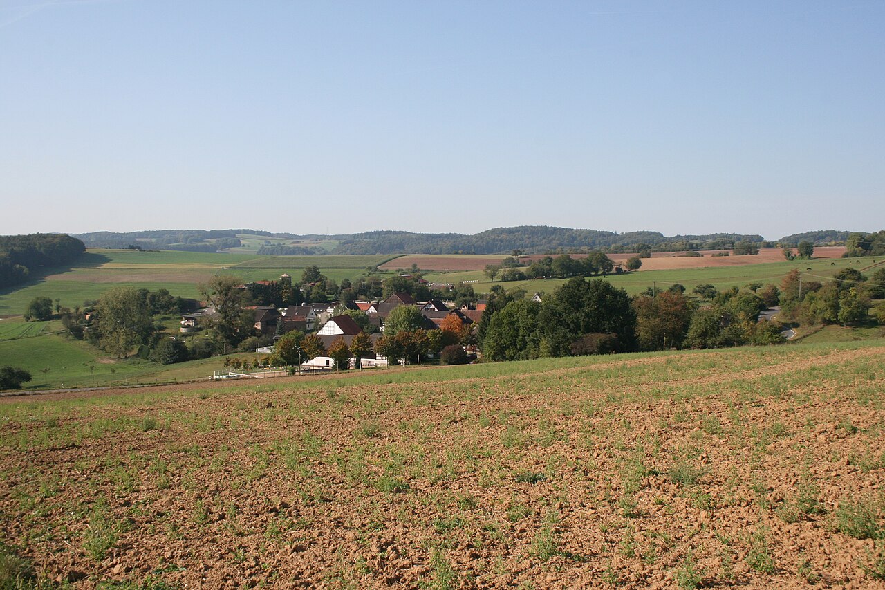 Forstel bei Höchst im Odenwald – kleines Dorf im Mümlingtal, eingebettet zwischen Wiesen und bewaldeten Hügeln des Odenwalds.