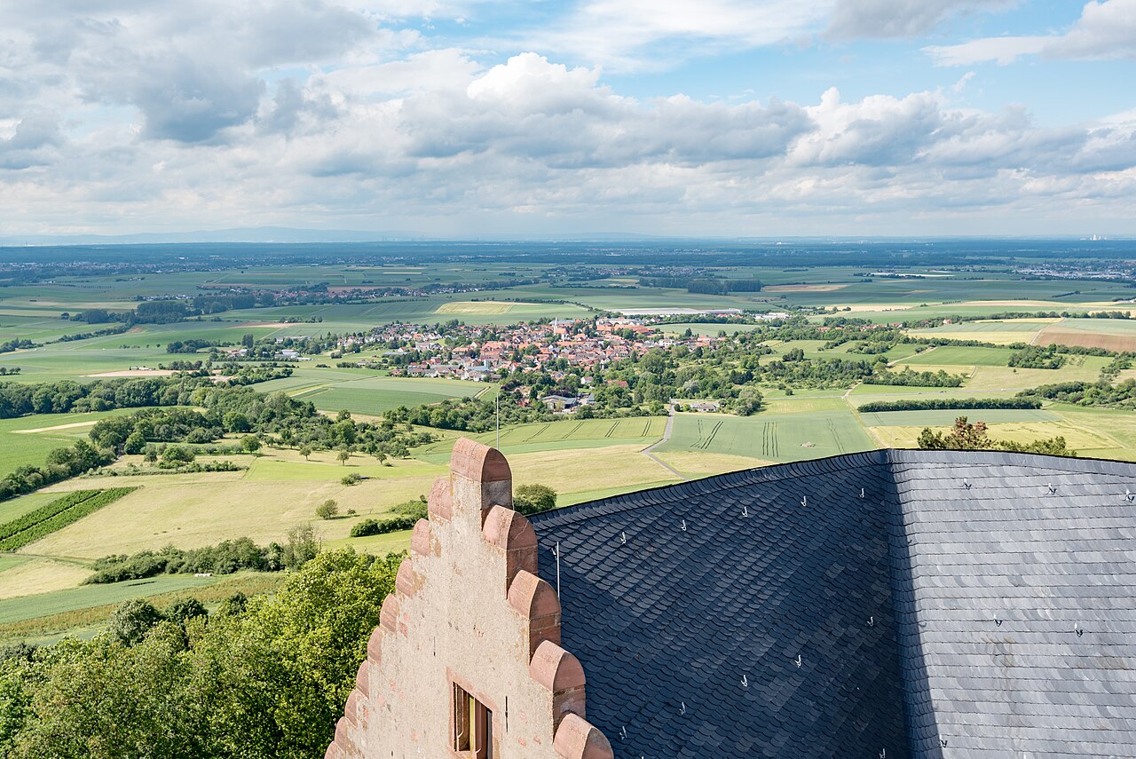 Von der Plattform der „Weißen Rübe“ reicht der Blick über den Odenwald bis in die Rhein-Main-Region und bei klarer Sicht sogar bis Frankfurt und zum Taunus.