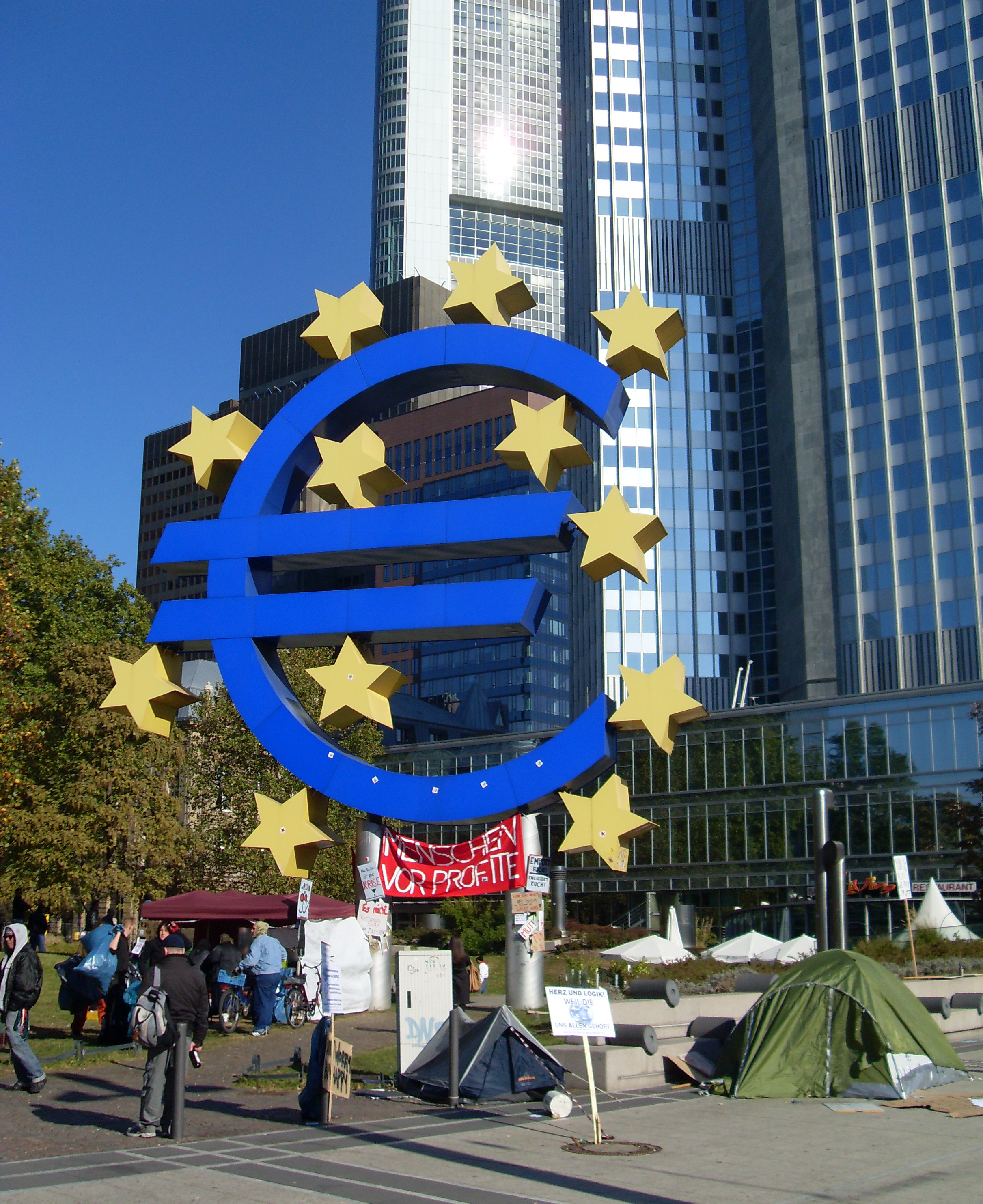 Occupy-Camp mit Zelten und Transparenten vor dem Euro-Symbol an der Europäischen Zentralbank in Frankfurt