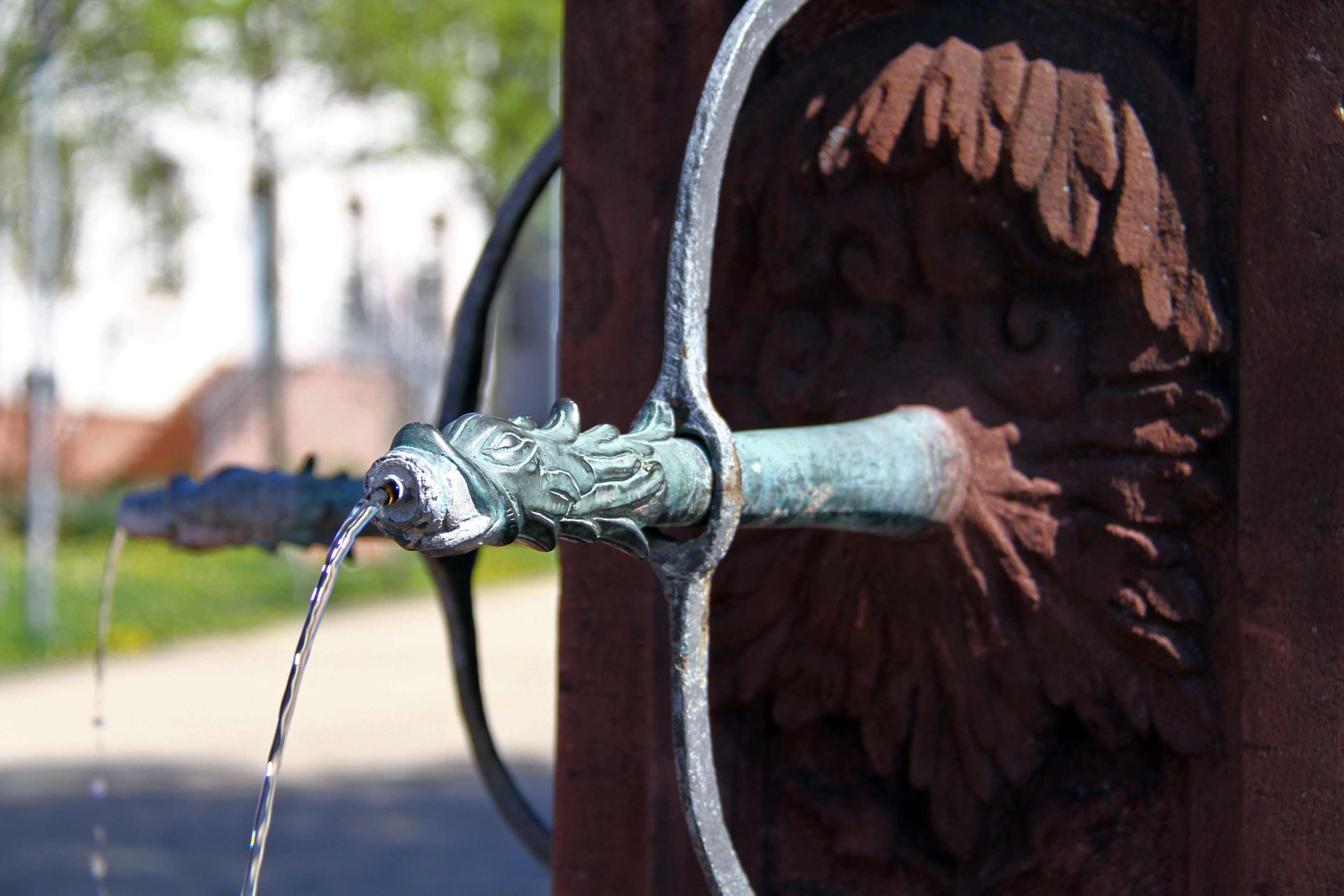 Vierröhrenbrunnen auf dem Wilhelm-Leuschner-Platz vor der Stadtkirche in Langen