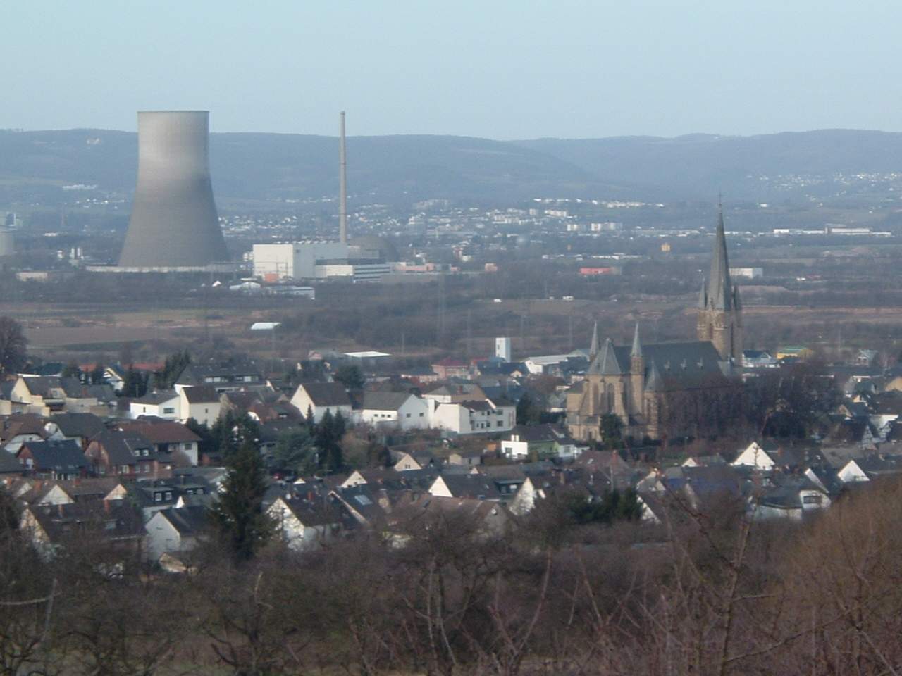 Mülheim-Kärlich mit dem Kernkraftwerk im Hintergrund