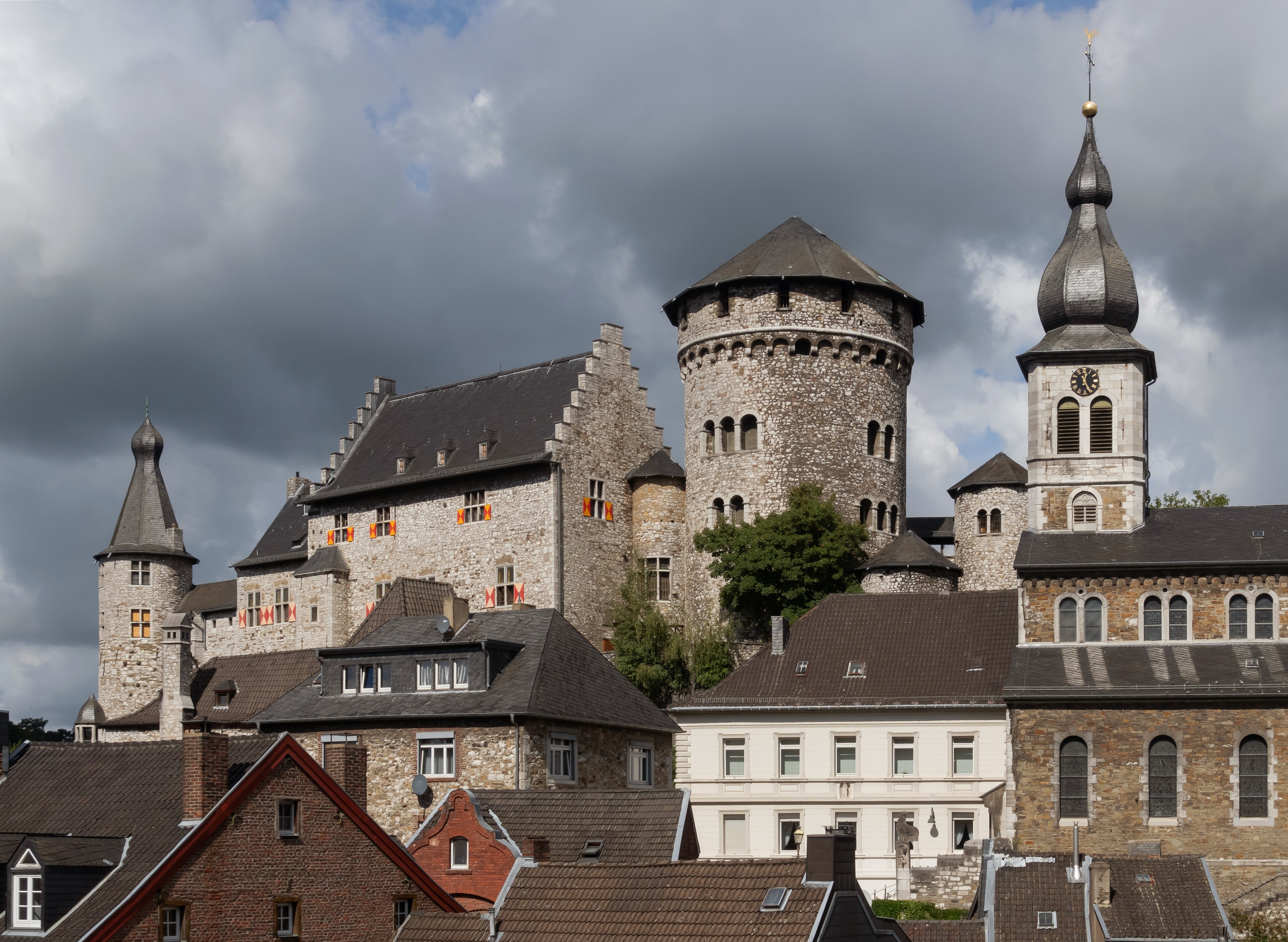 Burg Stolberg über der Altstadt mit verwinkelten Dächern und Türmen
