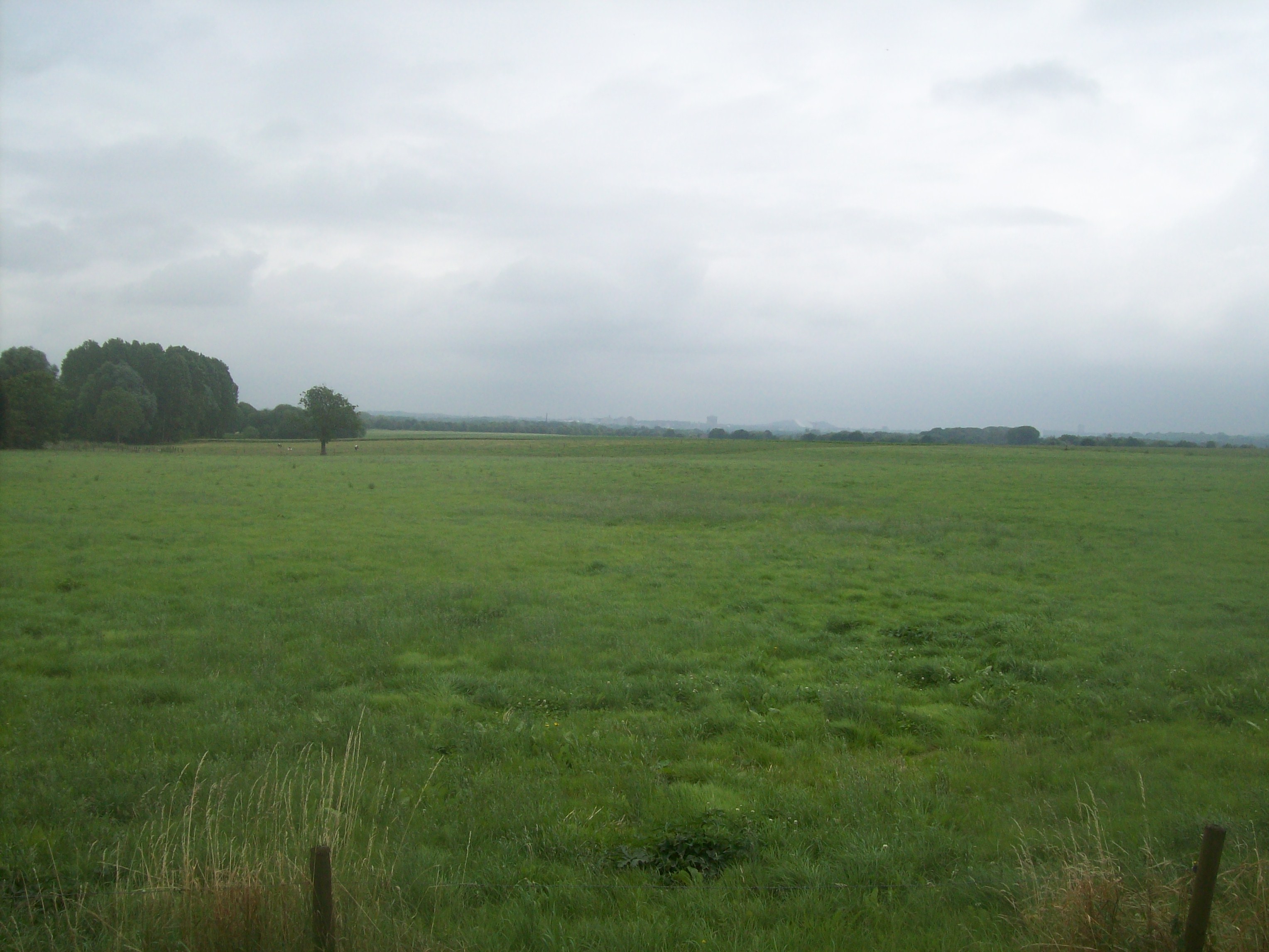 Offene Landschaft vor Heerlen mit weitem Blick bis zur Stadt am Horizont