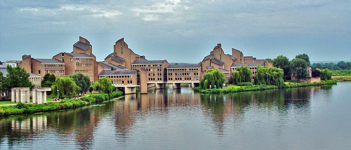 Gebäude der Provinzverwaltung in Maastricht am Ufer der Maas