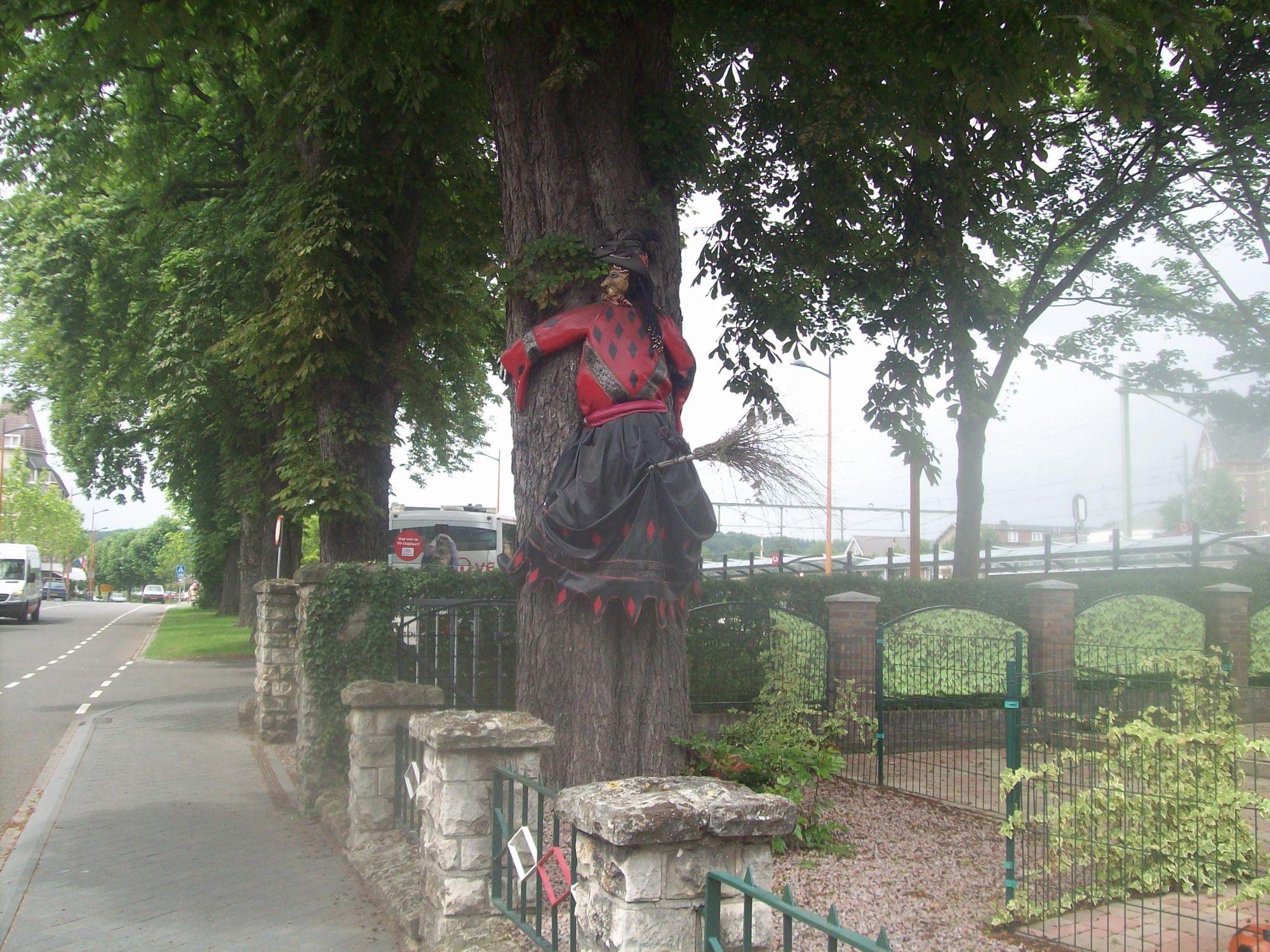 Straßenszene in Valkenburg mit Darstellungen von Hexenfiguren