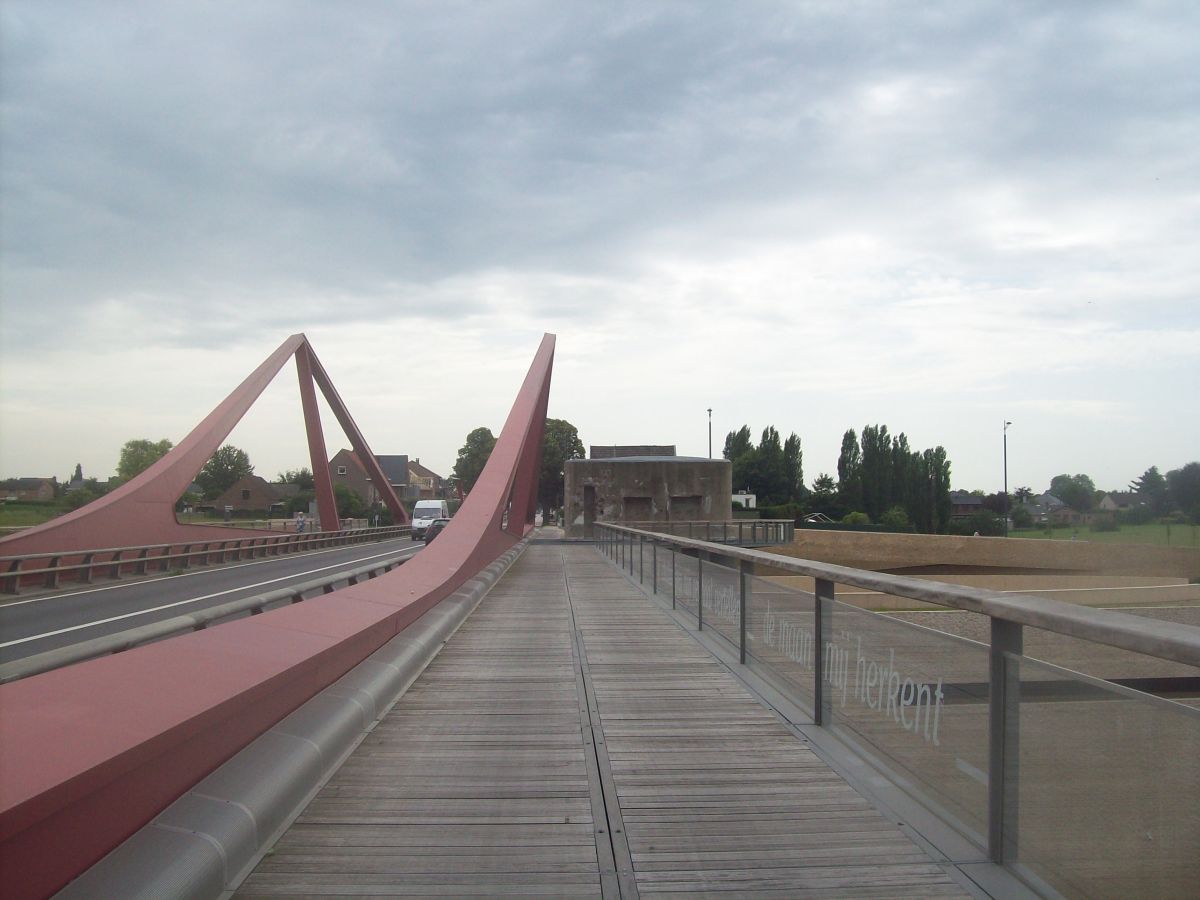 Brücke über den Albertkanal bei Vroenhoven mit Bunker im Vordergrund