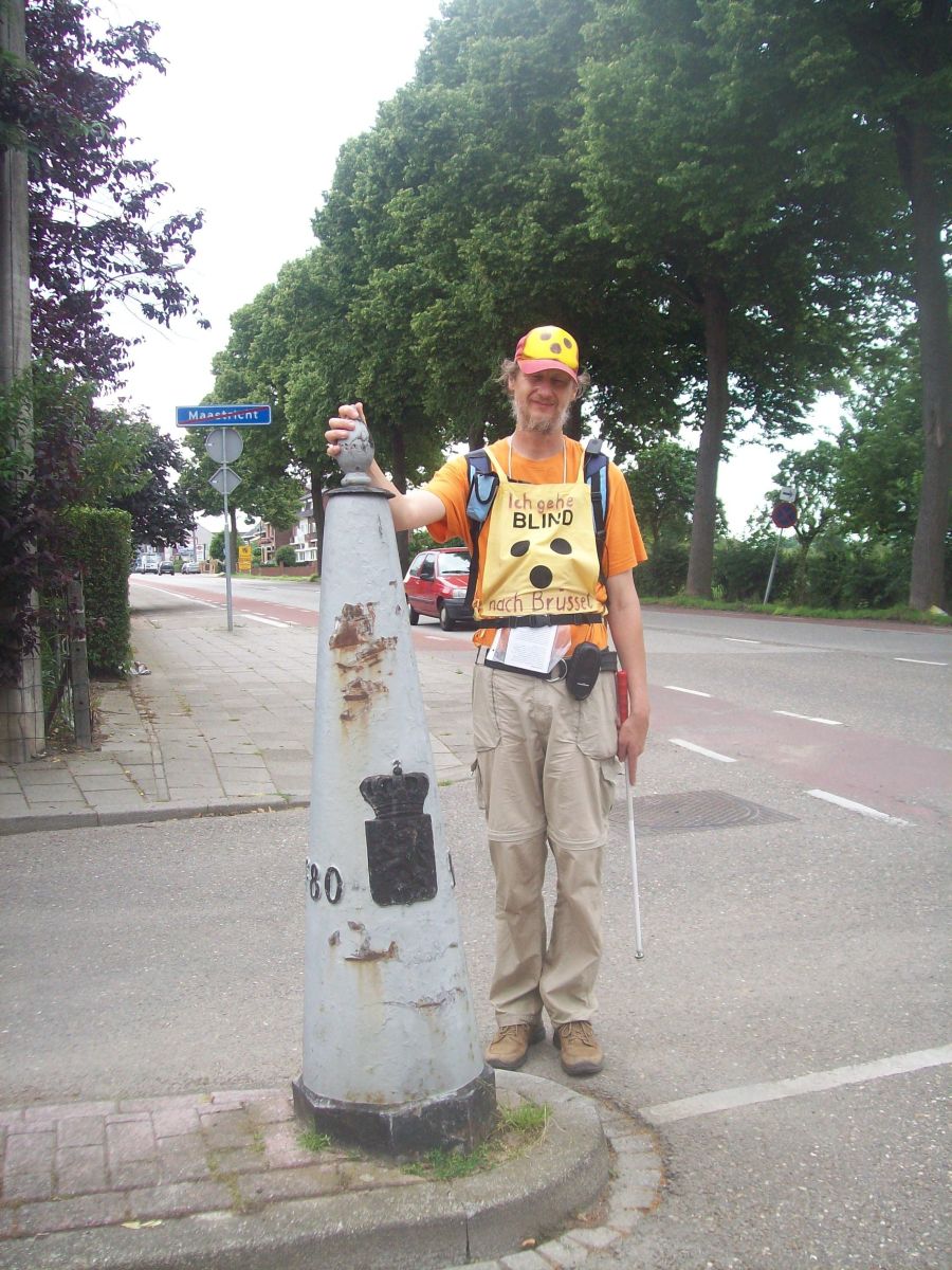 Grenzpfahl an der niederländisch-belgischen Grenze bei Vroenhoven