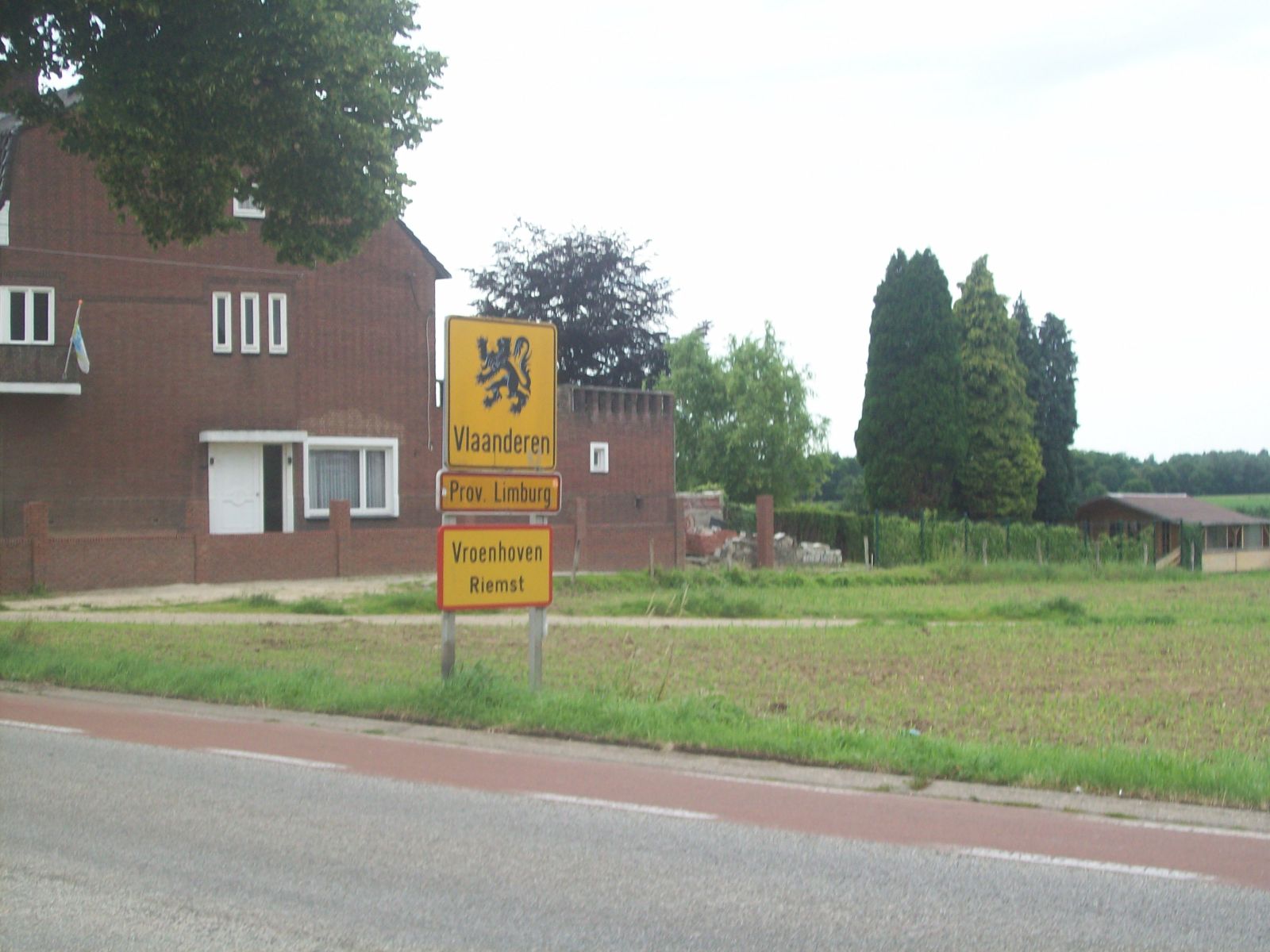 Ortsschild „Vlaanderen – Provinz Limburg – Vroenhoven, Riemst“