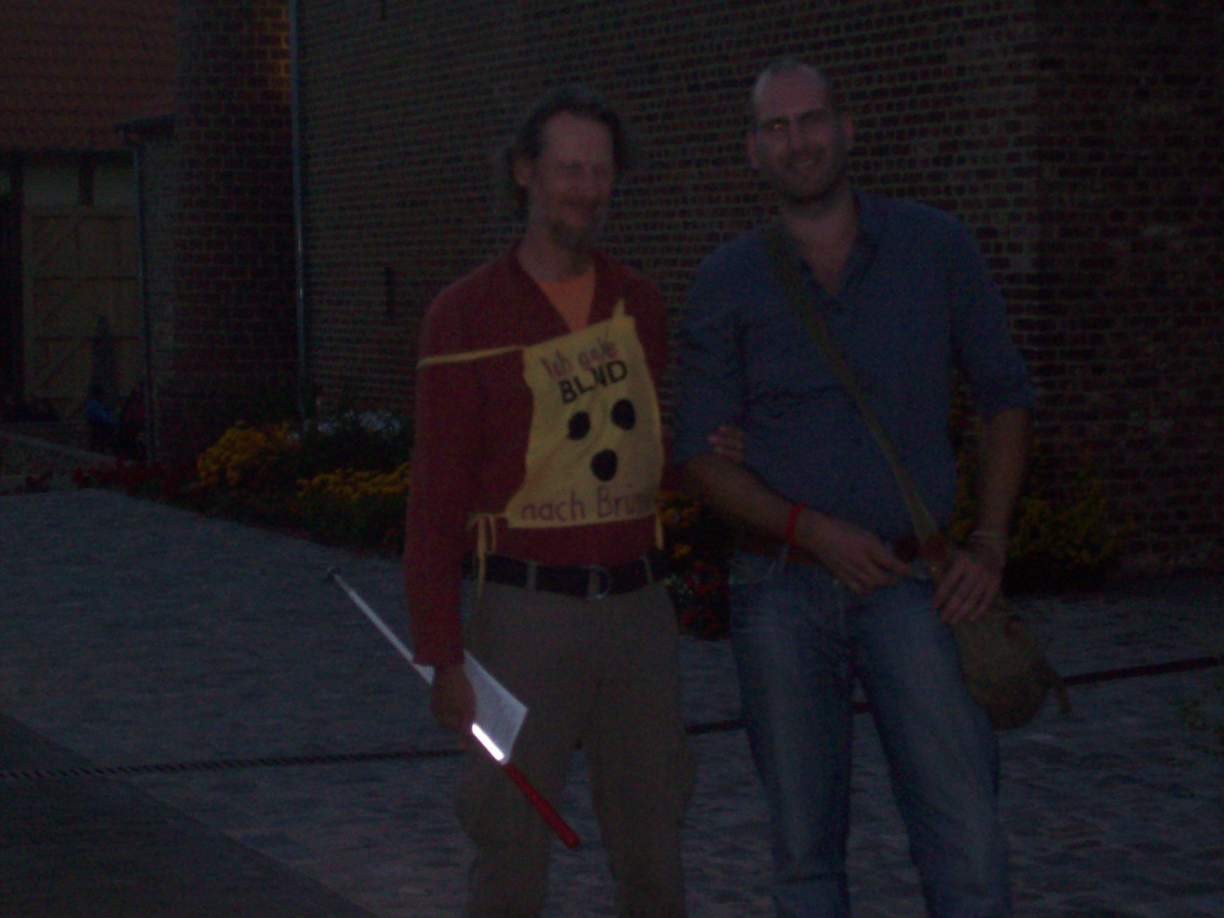 Dimi und Stefan Nathan vor der Brauerei in Wilderen