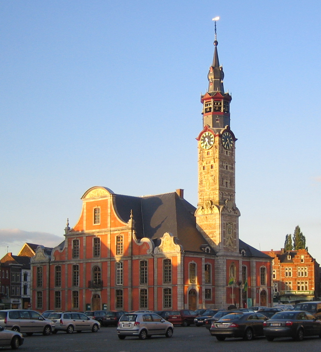 Rathaus von Sint-Truiden am Grote Markt mit historischem Belfriedturm