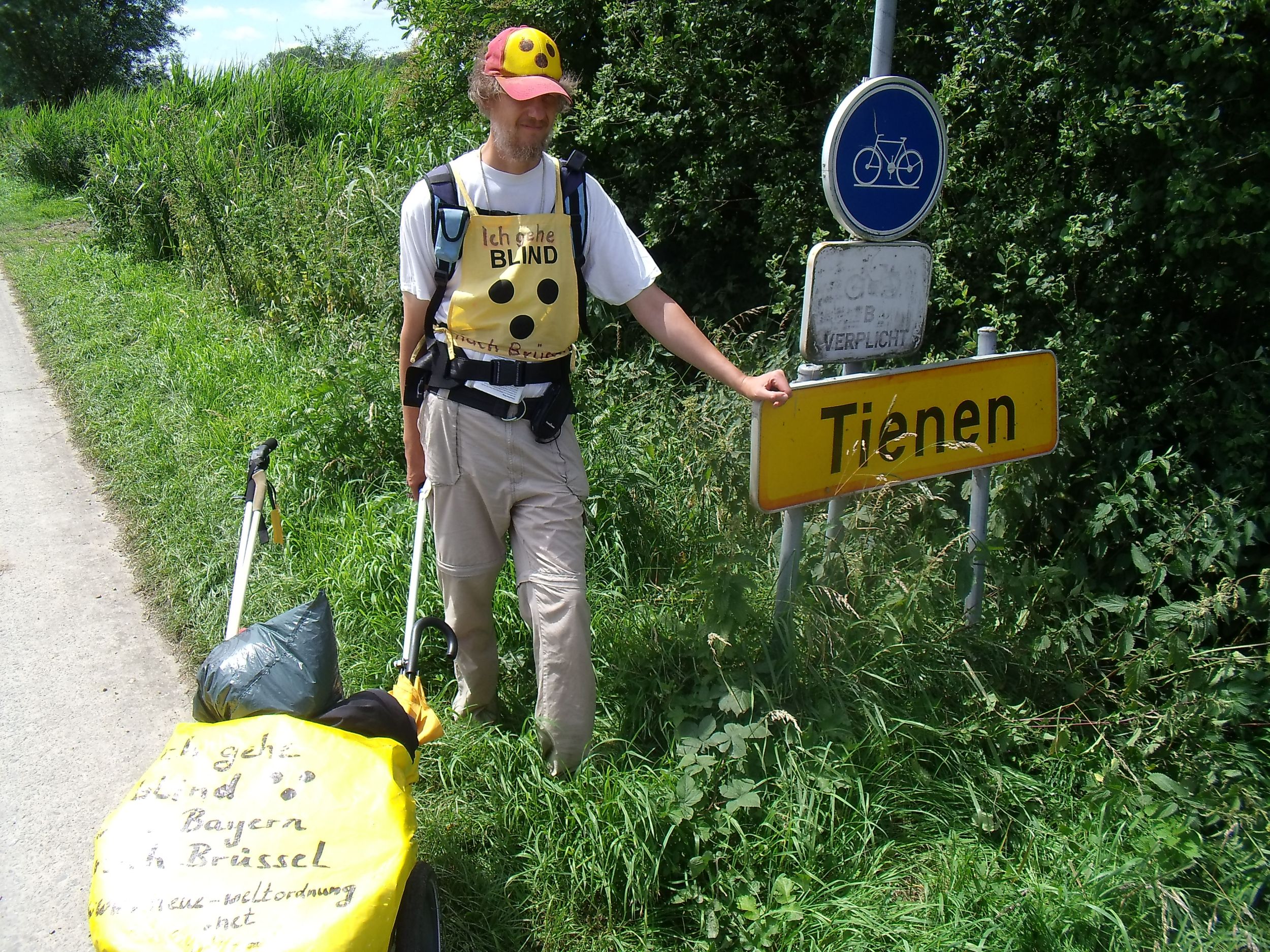 Dimi und Stefan Nathan am Ortsschild von Tienen