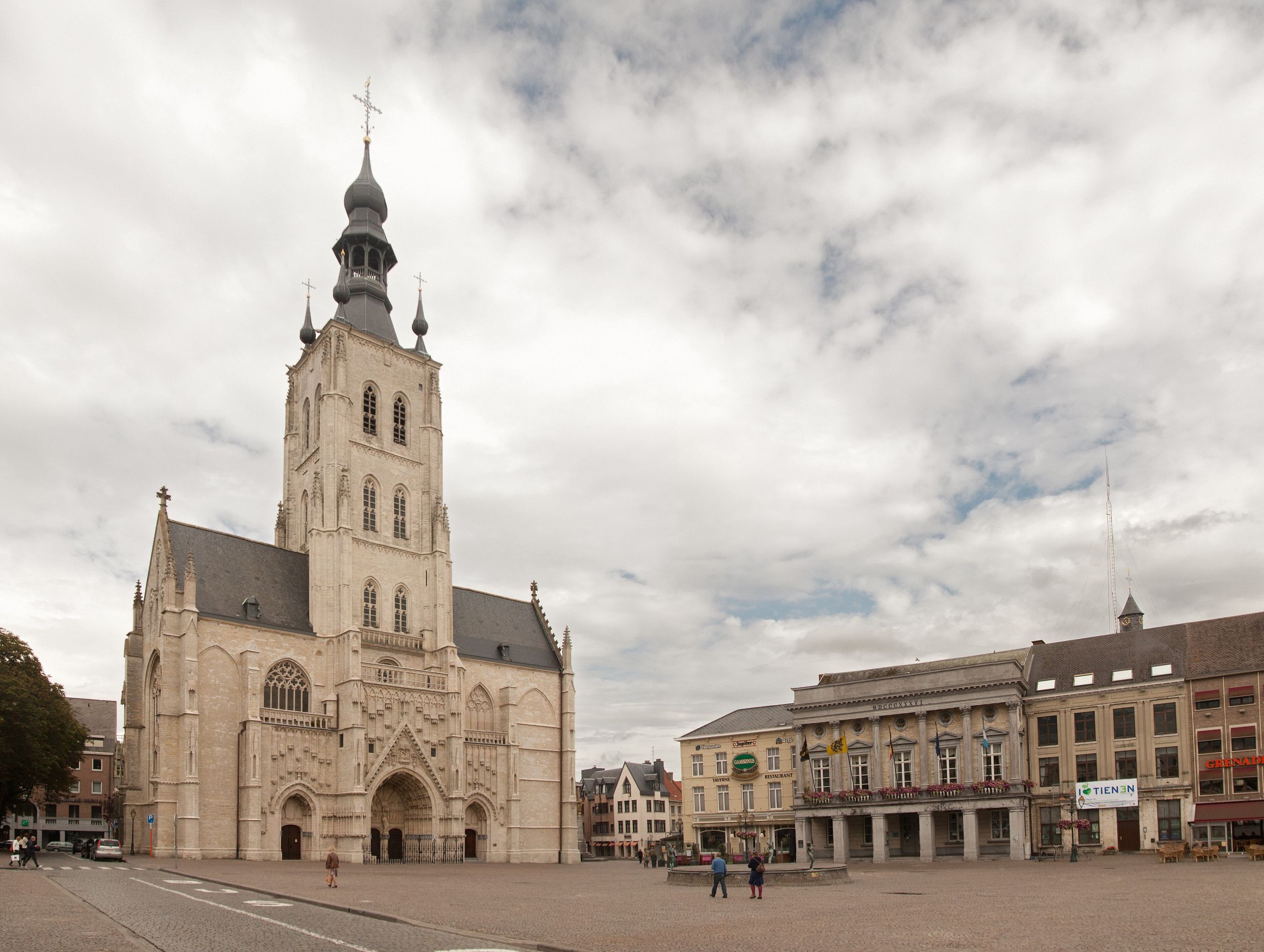 Tienen – Marktplatz mit Kirche Onze Lieve Vrouwe und Rathaus