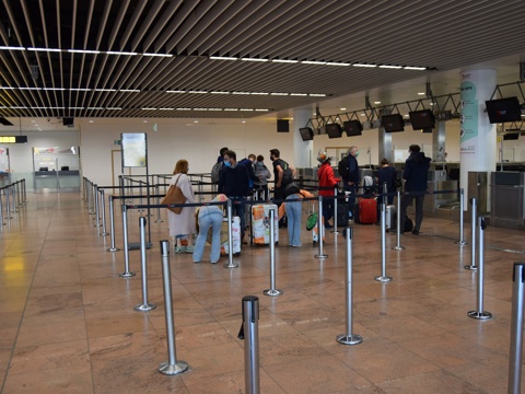 Flughafen Brüssel mit Start- und Landebahnen und Terminalanlagen