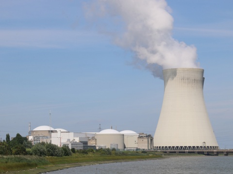 Kernkraftwerk bei Brüssel mit Kühlturm und Wasser im Vordergrund