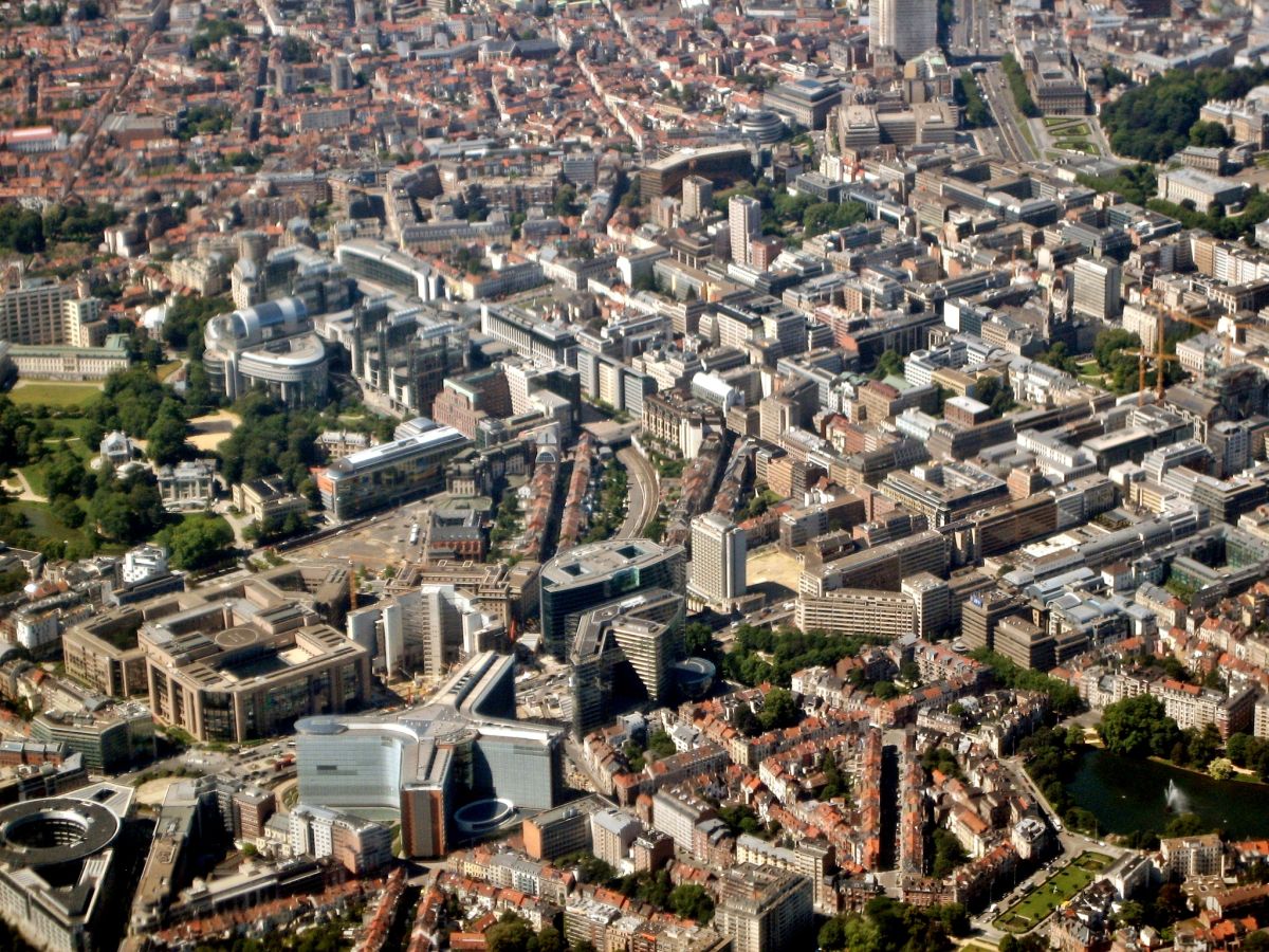 Europaviertel in Brüssel aus der Luft mit dem kreuzförmigen Berlaymont-Gebäude der Europäischen Kommission