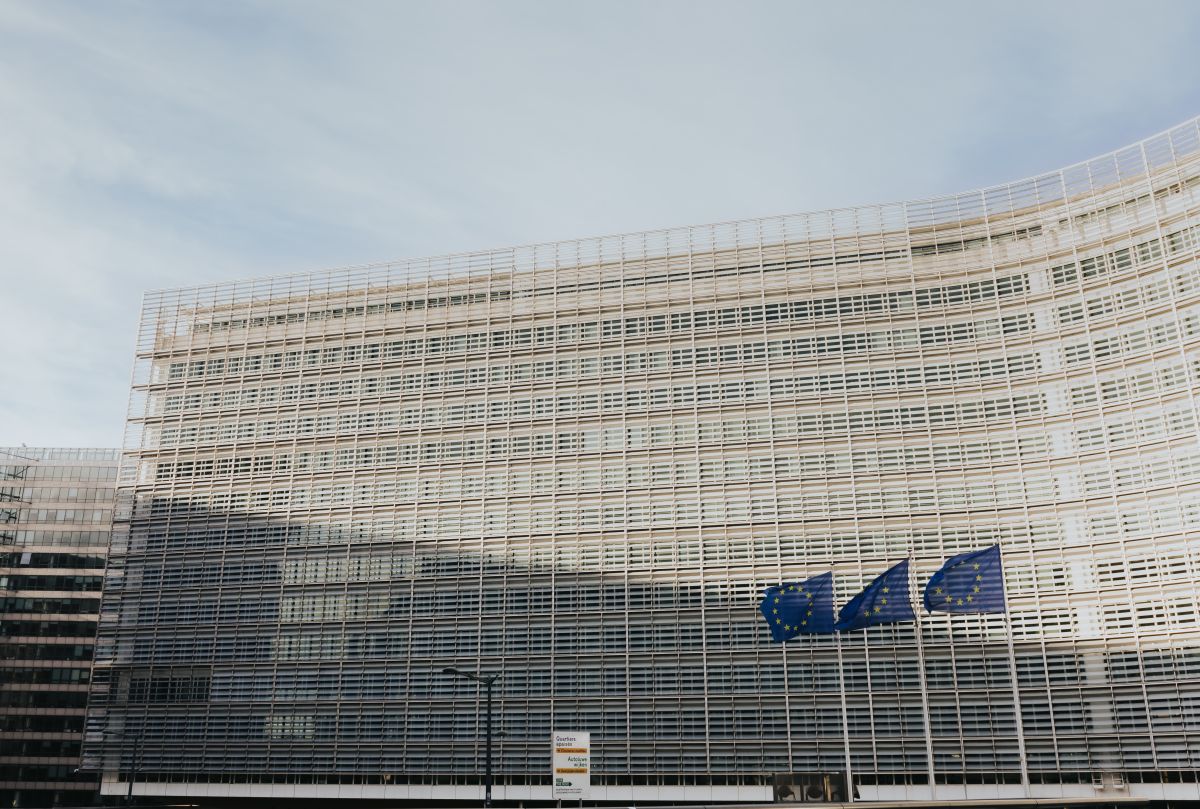 Eingangsbereich des Berlaymont-Gebäudes der Europäischen Kommission in Brüssel mit Beschriftung und Vorplatz