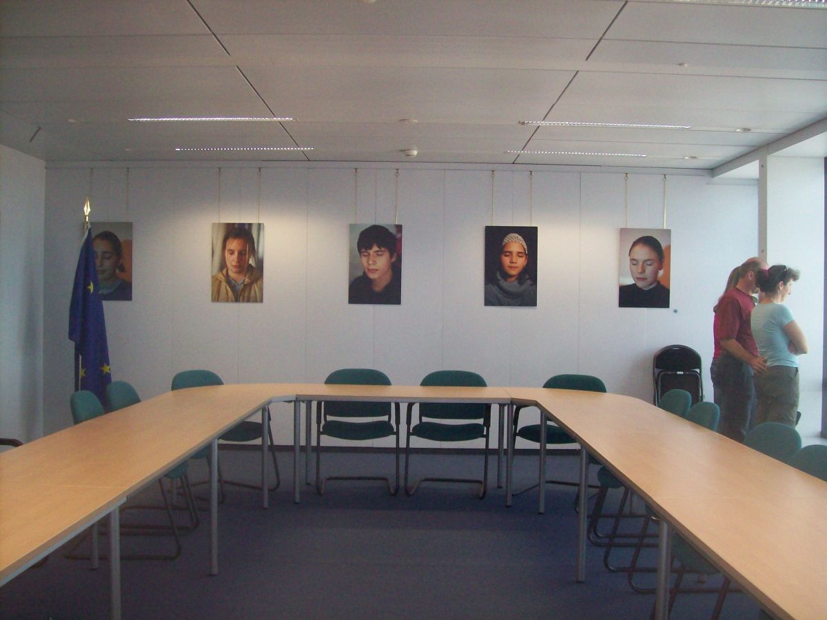 Besprechungsraum der Europäischen Kommission mit Fotoausstellung von Menschen mit geschlossenen Augen