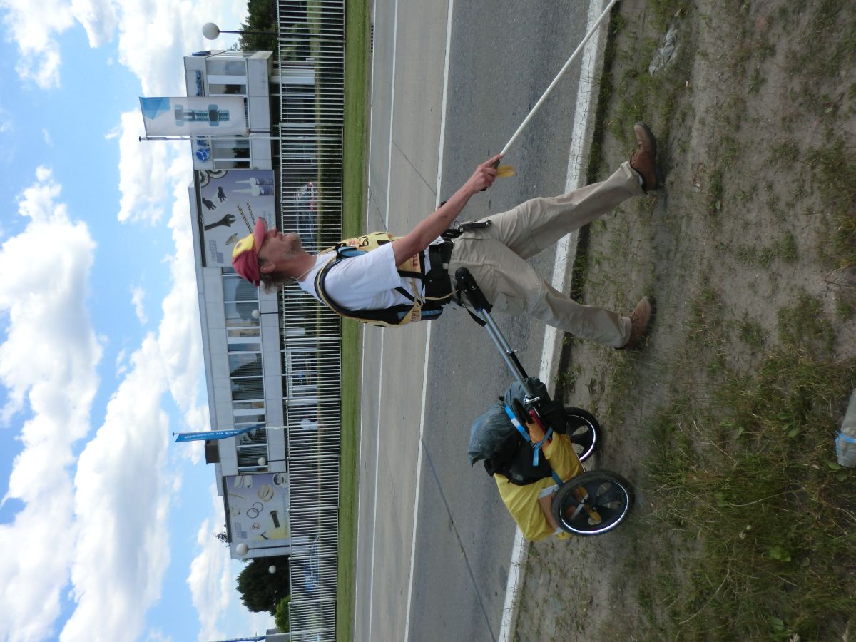 Kurz vor Brüssel alleine am Straßenrand unterwegs mit Blindenstock und Gepäckwagen