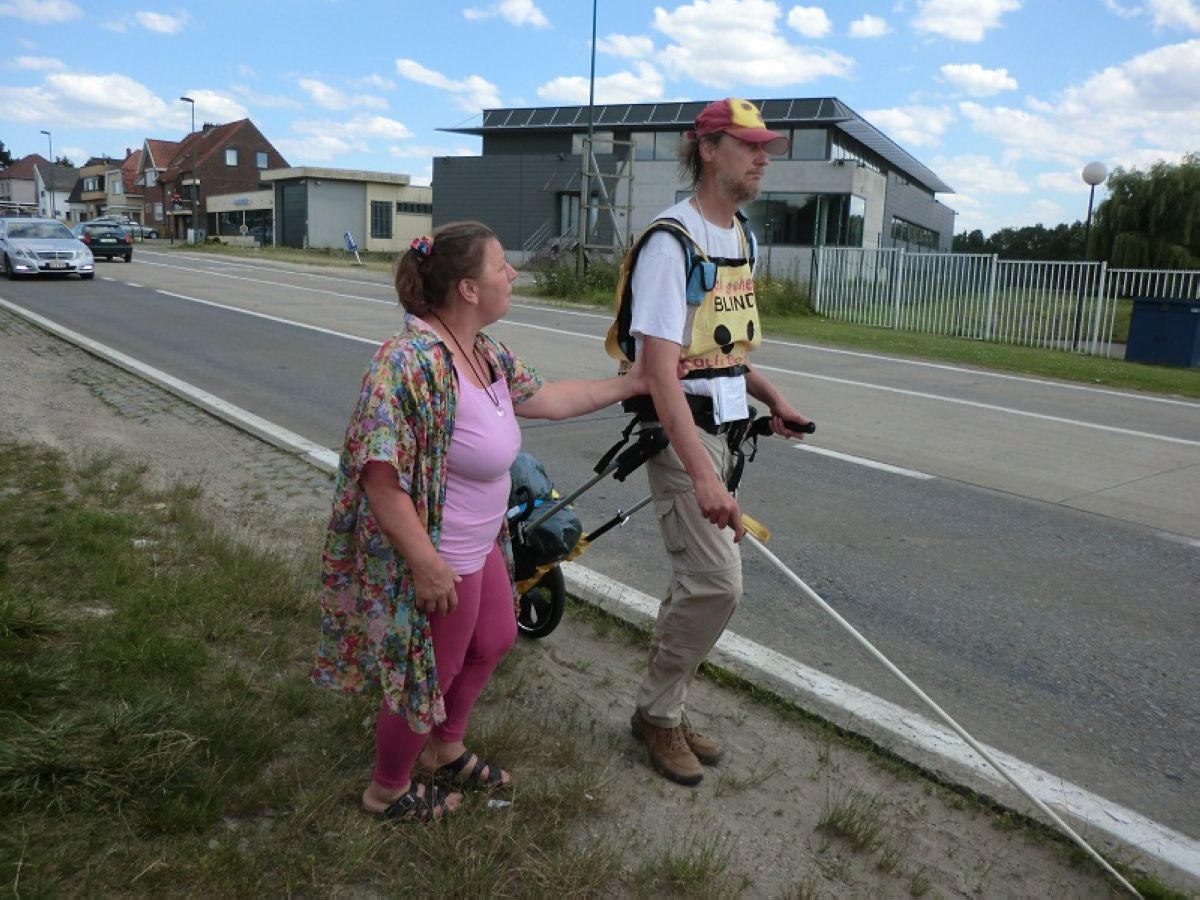 Überraschender Moment am Straßenrand: Barbara berührt mich kurz vor Brüssel