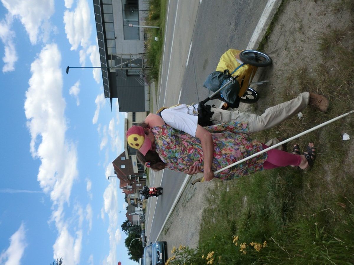 Barbara und Stefan Nathan umarmen sich am Straßenrand vor Brüssel