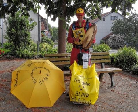 Auf seinem 900 Kilometer langen Fußmarsch von Oberbayern nach Brüssel zum Europaparlament machte Stefan Nathan-Lange auch in Berolzheim Station. Der blinde Wanderer will sich für eine bessere Welt einsetzen.