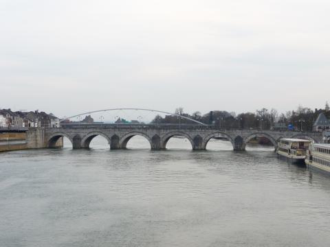 Sint Servaasbrug in Maastricht – Steinbrücke über die Maas mit Blick auf Altstadt und Ufer