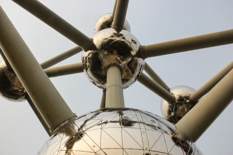 Atomium – aus neun Kugeln und Röhren aufgebautes Symbol der Expo 58 in Brüssel, von unten gesehen