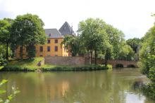 Schloss Burgau in Düren mit Wassergraben und historischer Anlage