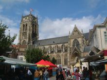 Marktstände vor der Basilika in Tongeren mit Besuchern und farbigen Zelten